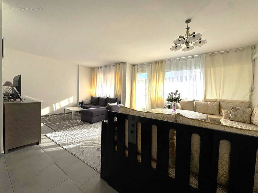 Appartement à BAGNOLS-SUR-CEZE