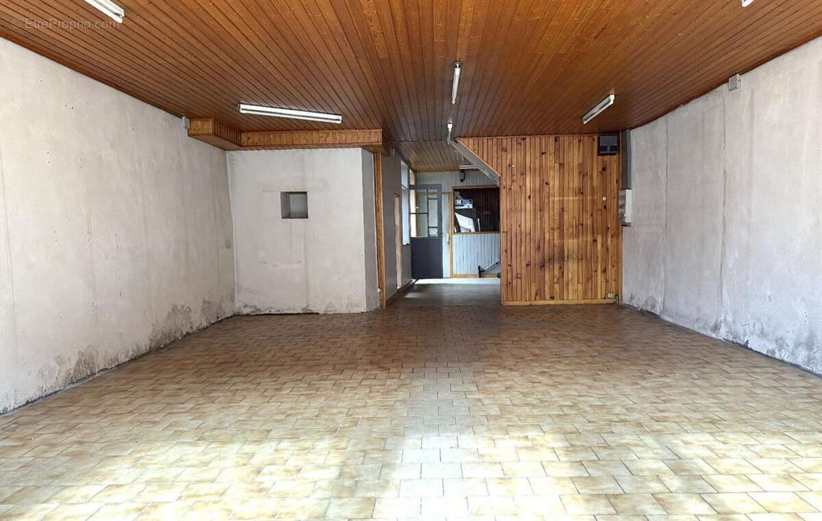 Saint Anthème  63660 immeuble sur trois niveaux plus combles 180 m² - photo 2