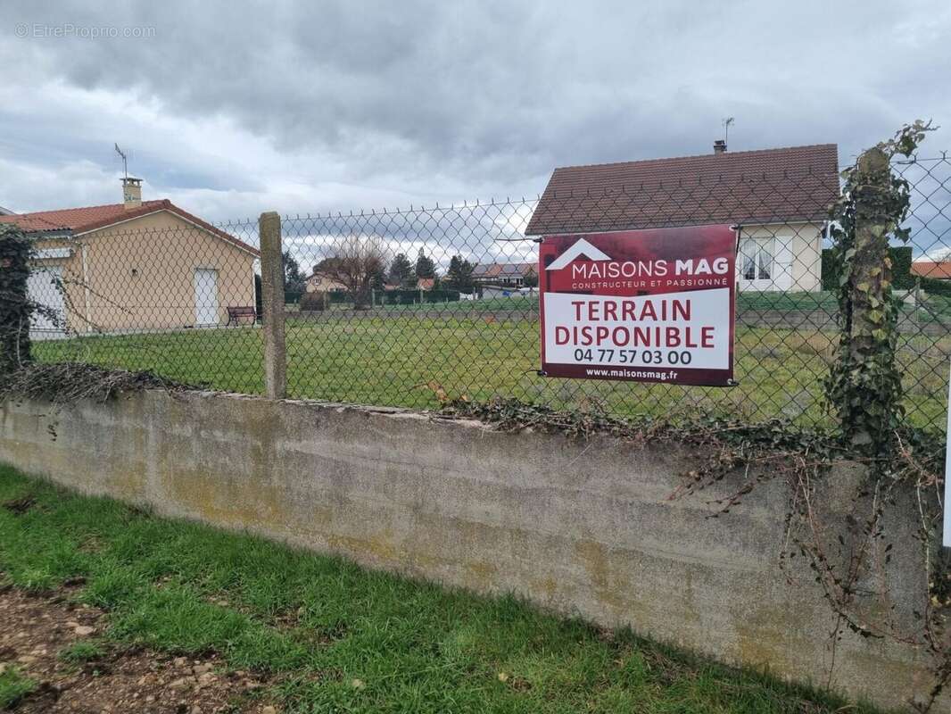 Terrain à bâtir de 800 m² à CRAINTILLEUX (42) - photo 3