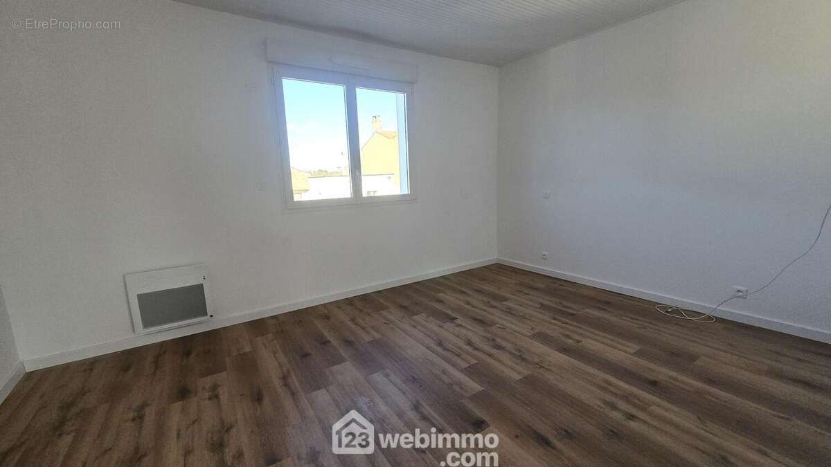 Chambre de 16m² avec placards - Maison à TALMONT-SAINT-HILAIRE