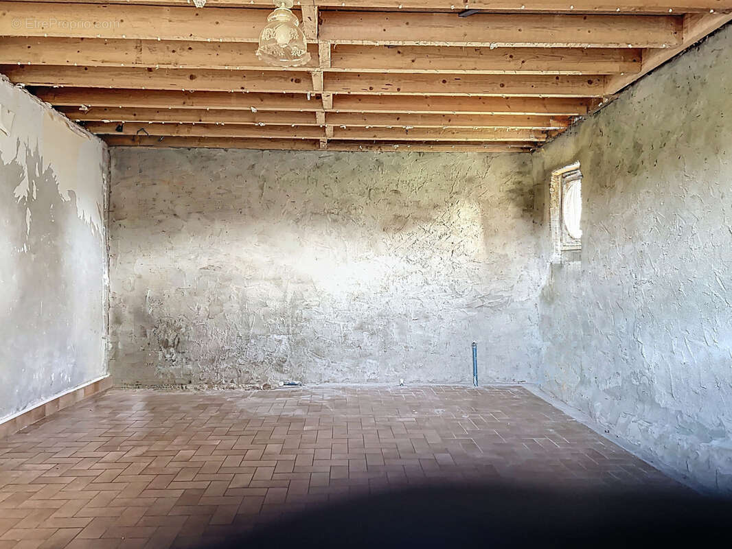 Maison à LES MOITIERS-D'ALLONNE