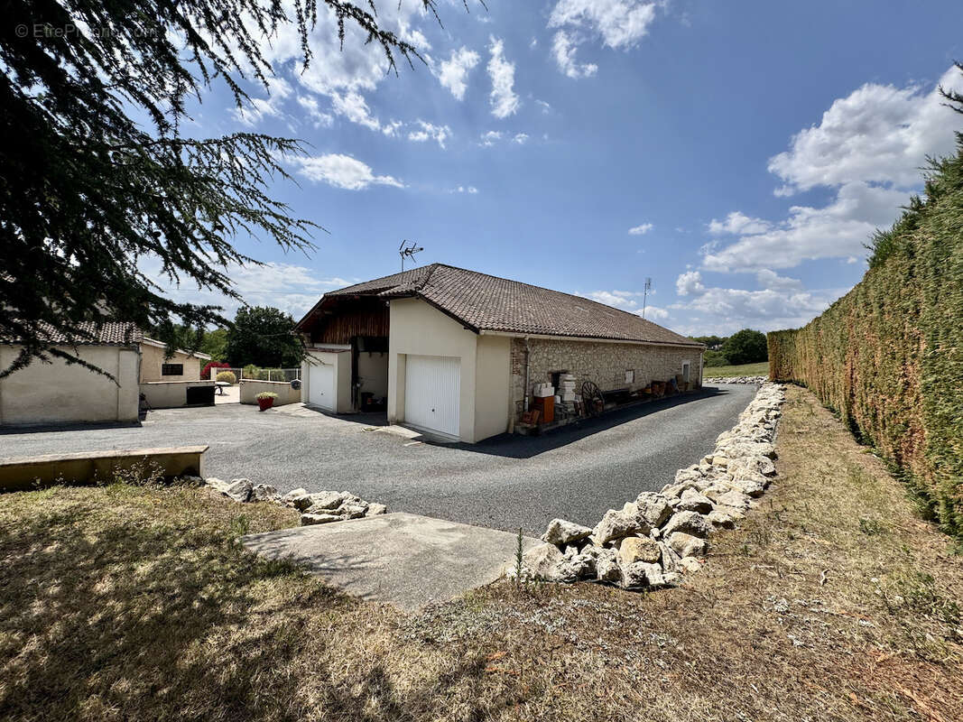 VILLENEUVE SUR LOT, propriété avec rapport locatif possible, grange, piscine et terrain d'environ 4,5ha - photo 7