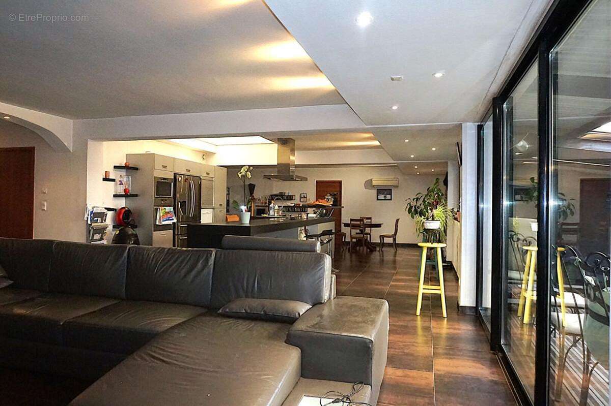 Appartement à LE CHAMBON-FEUGEROLLES