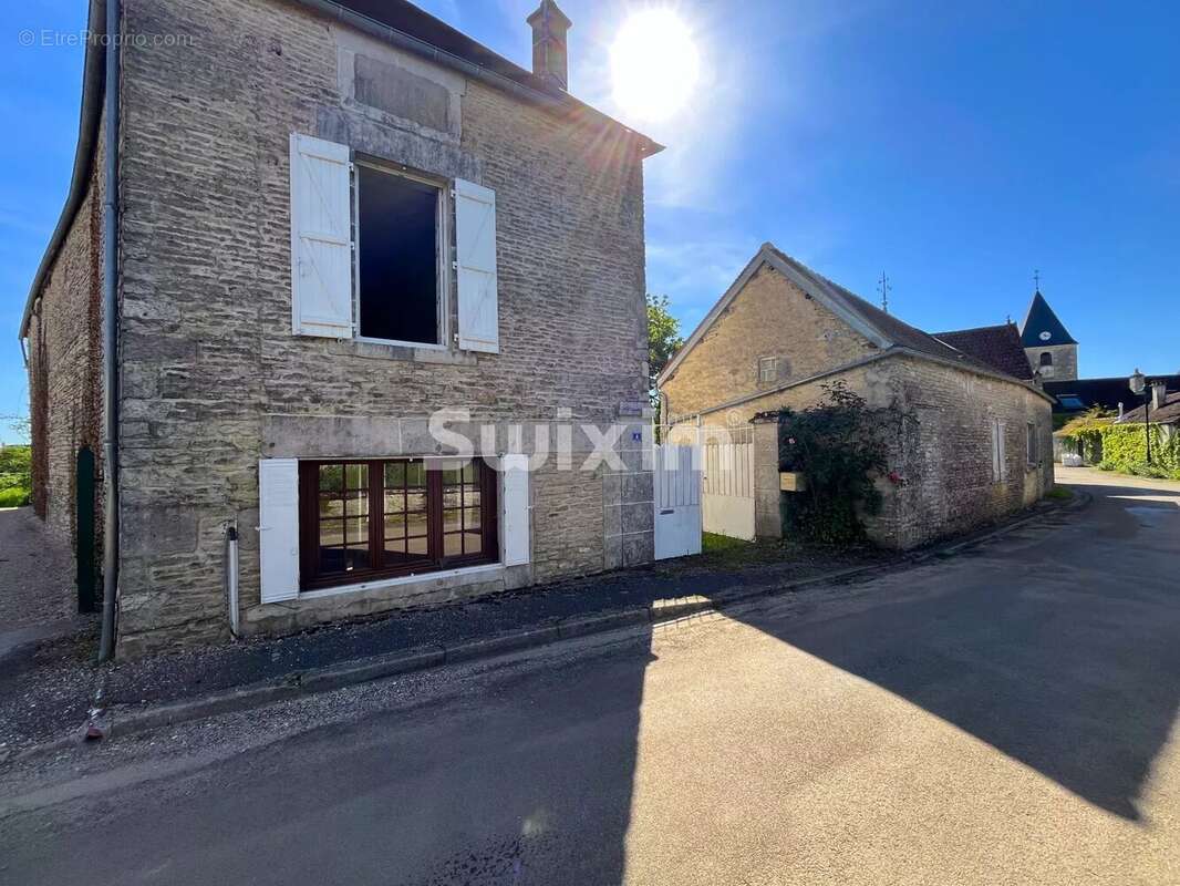 Maison à NOYERS