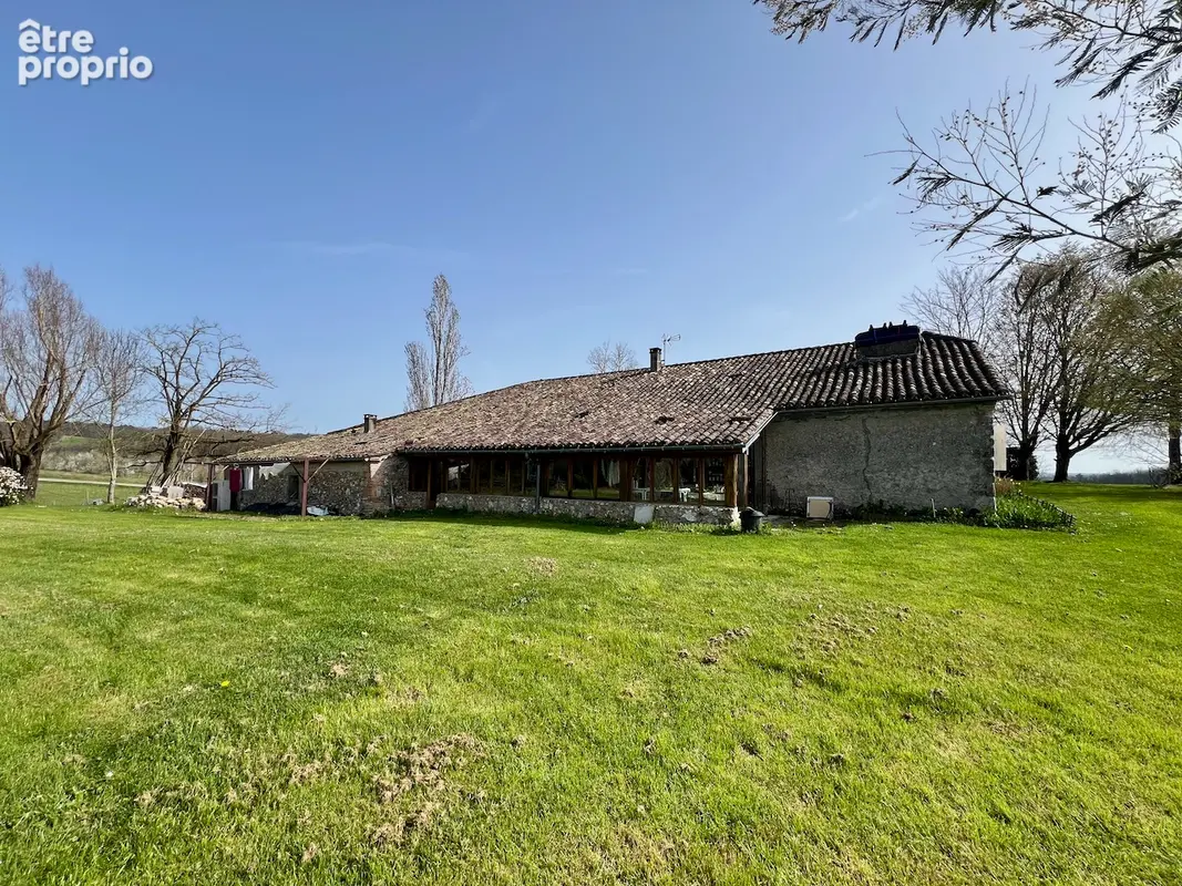 À seulement 15 minutes de Villeneuve-sur-Lot, dans un environnement campagne particulièrement calme et verdoyant, découvrez cett - photo 6