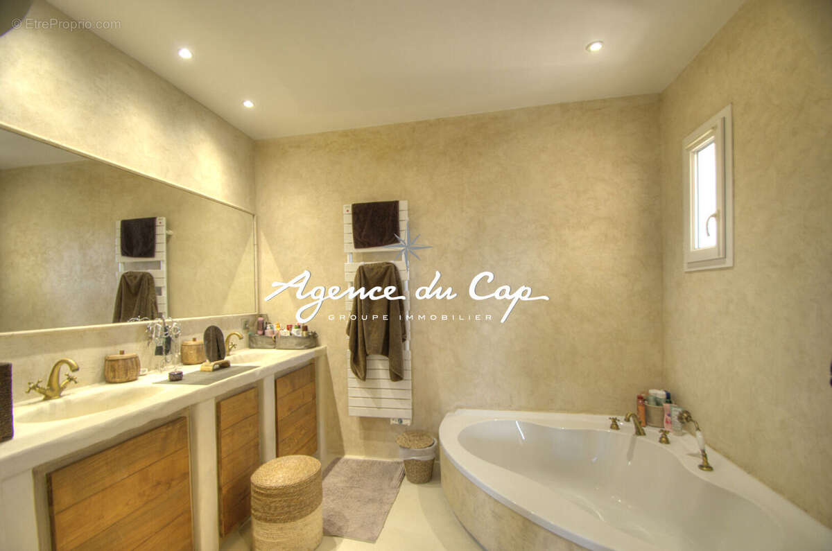 Maison à BAGNOLS-EN-FORET