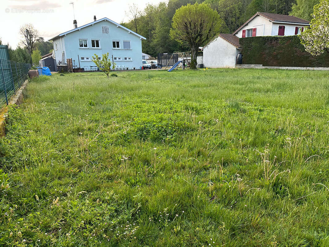 Terrain à VAULX-MILIEU