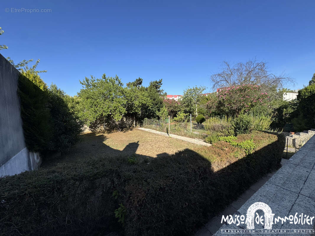 A vendre à COGNAC - Maison atypique de 4 pièces avec deux garages et jardin. - photo 2