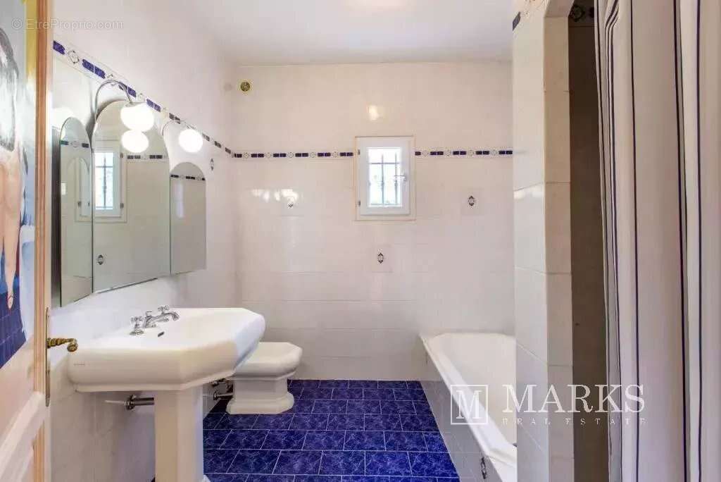 Villa de style néo provençal avec terrain plat et piscine - photo 14