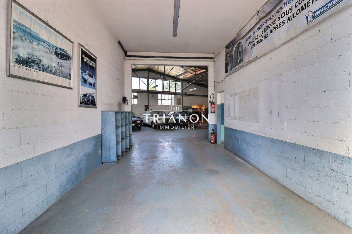 Local d'activité 350 m² + habitation 95 m² et environ 300 m² d'extérieurs - photo 7