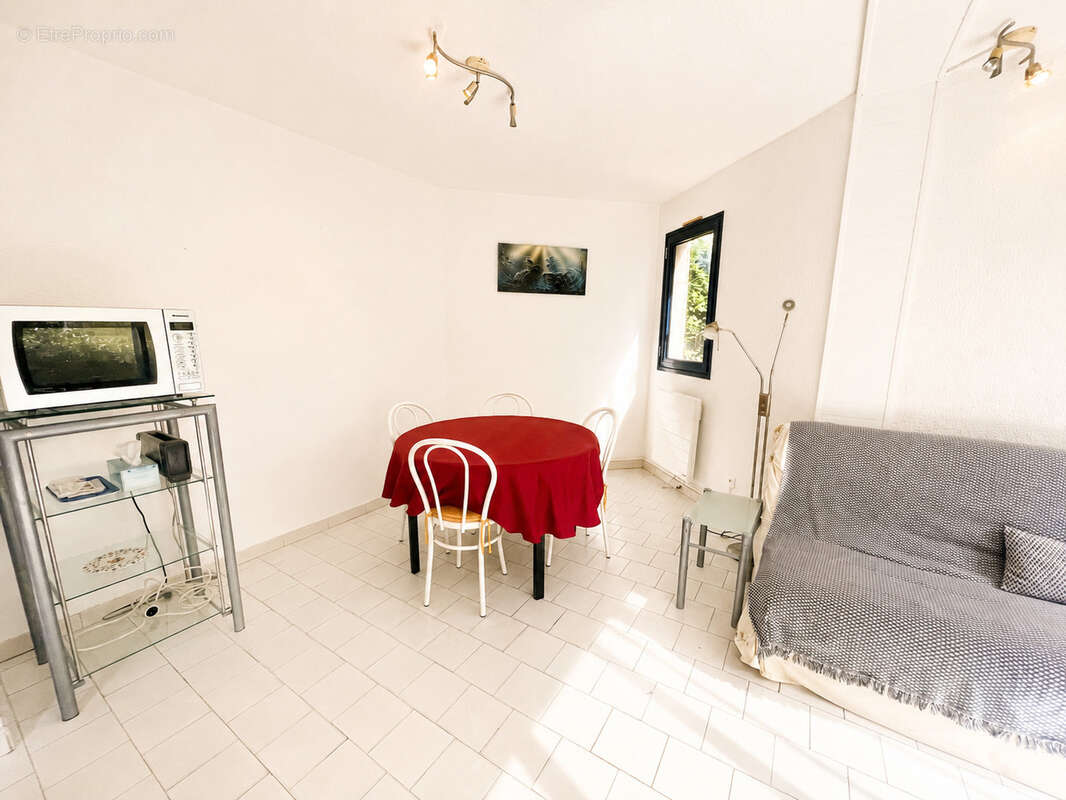 EXCLUSIVITÉ : 2 pièces en rez-de-jardin avec cave dans le quartier du Golf - photo 9