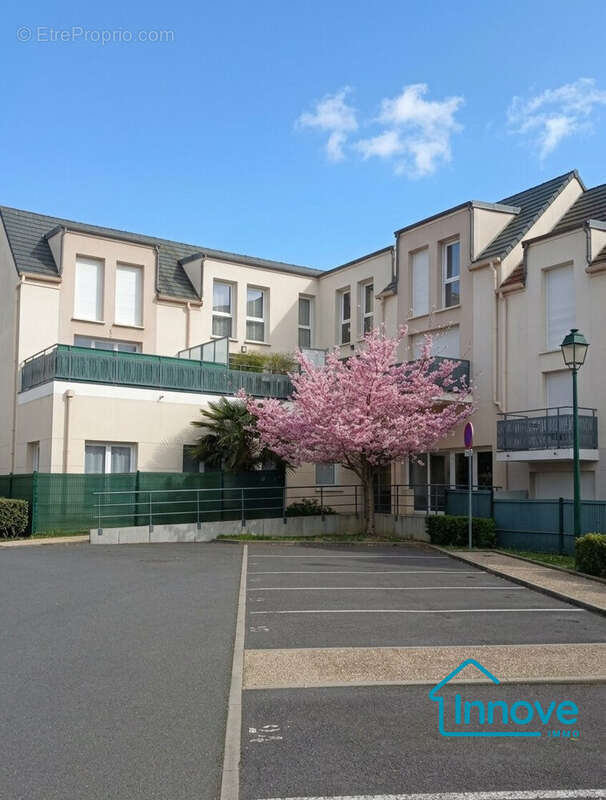 Appartement à THIVERVAL-GRIGNON