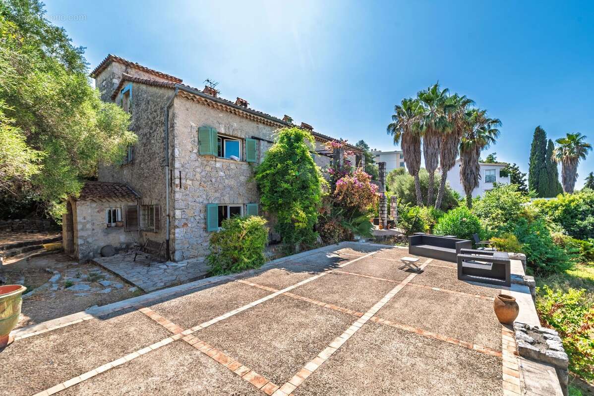 Century 21 Hanna Logis vous propose une magnifique maison en pierre située dans l’un des quartiers les plus recherchés d’Antibes - photo 5