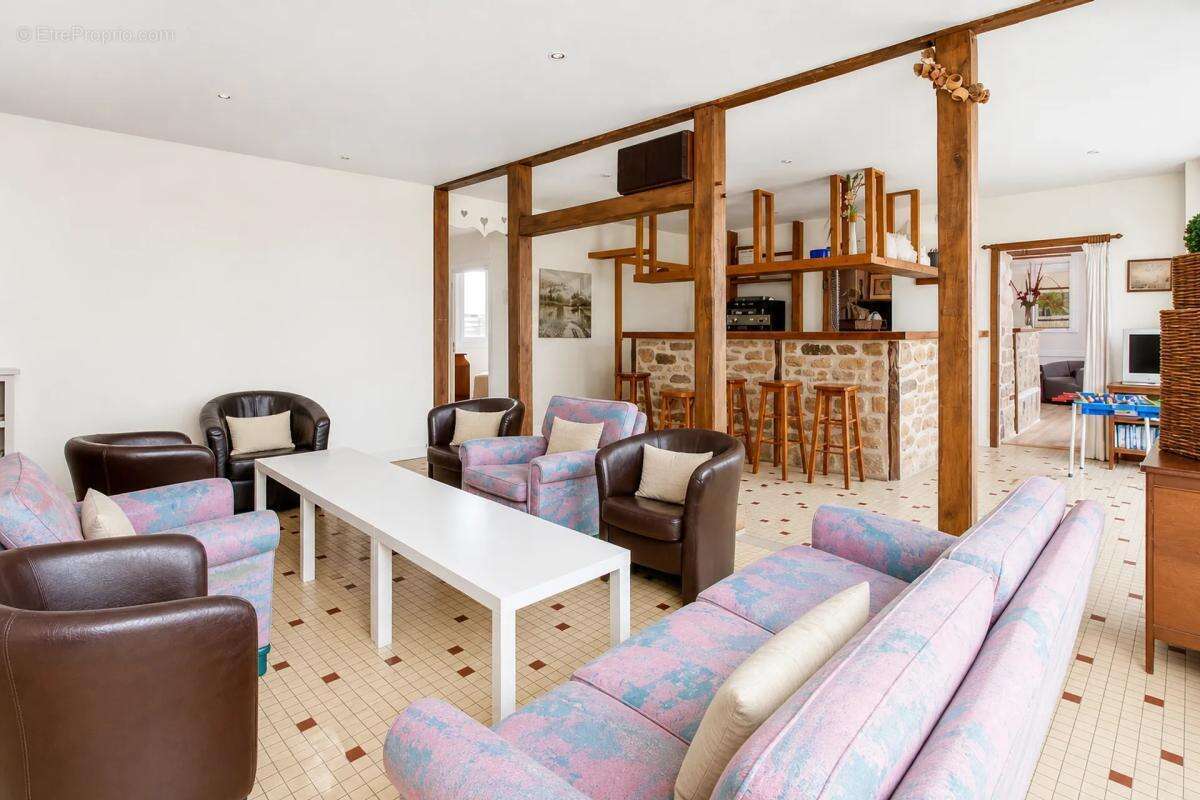 Maison spacieuse de 469 m² à Marsac, 16 pièces - photo 7