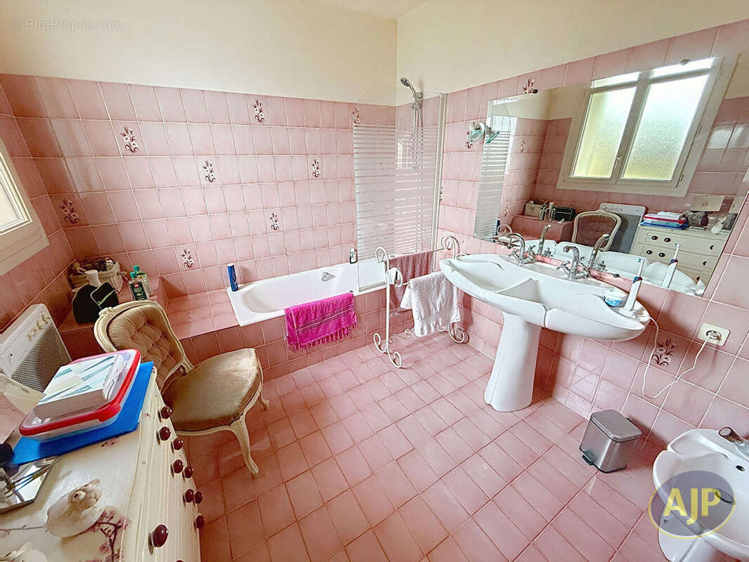 Maison à SAINT-MACAIRE-EN-MAUGES