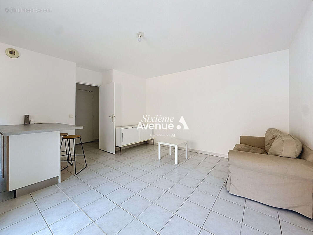 À vendre Grasse 2 pièces 41 m² - Dernier étage - Balcon - Parking en sous-sol - Résidence sécurisée - photo 3