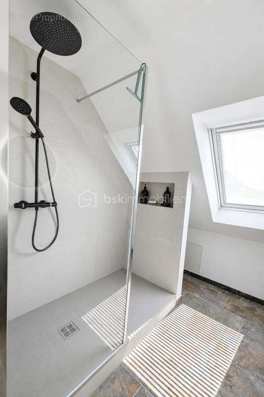Maison chaleureuse proche mer avec grand garage et beau potentiel - photo 6