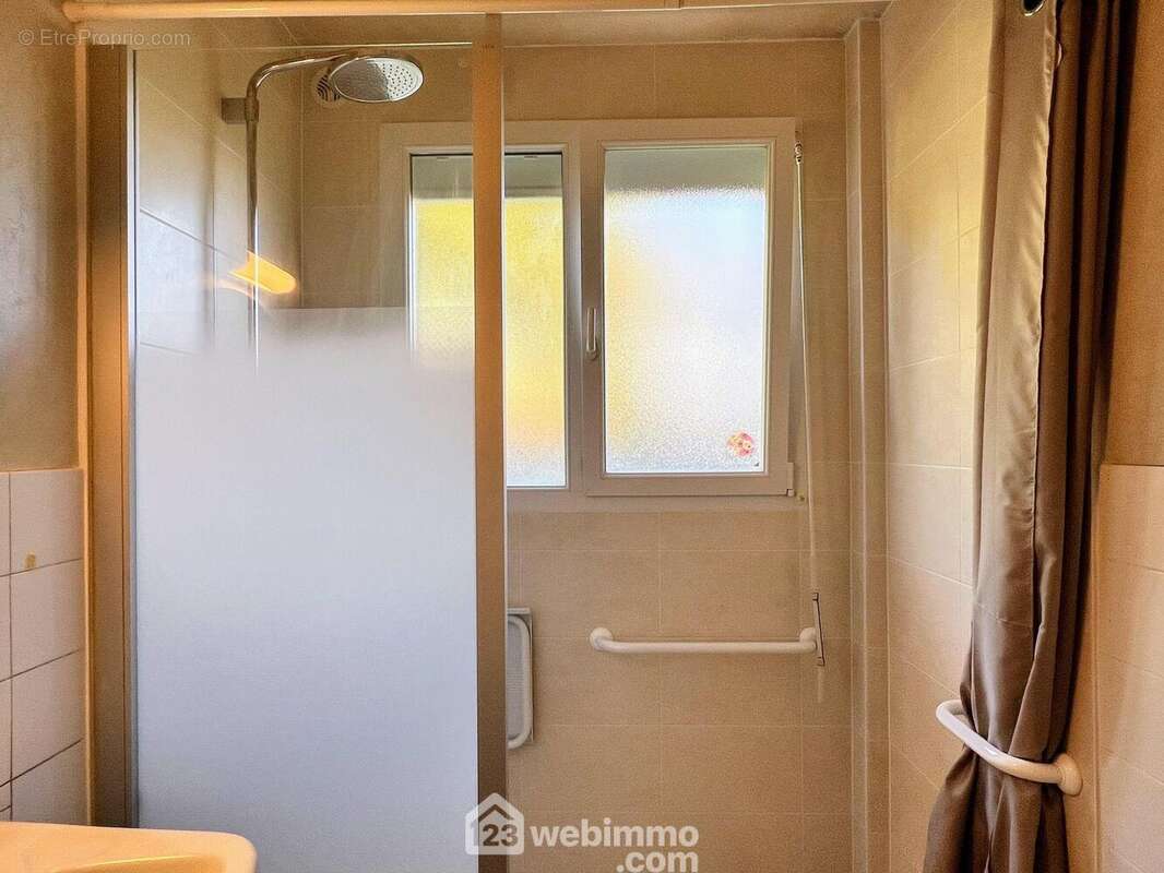 ... et d'une salle de douche. - Maison à MURS-ERIGNE