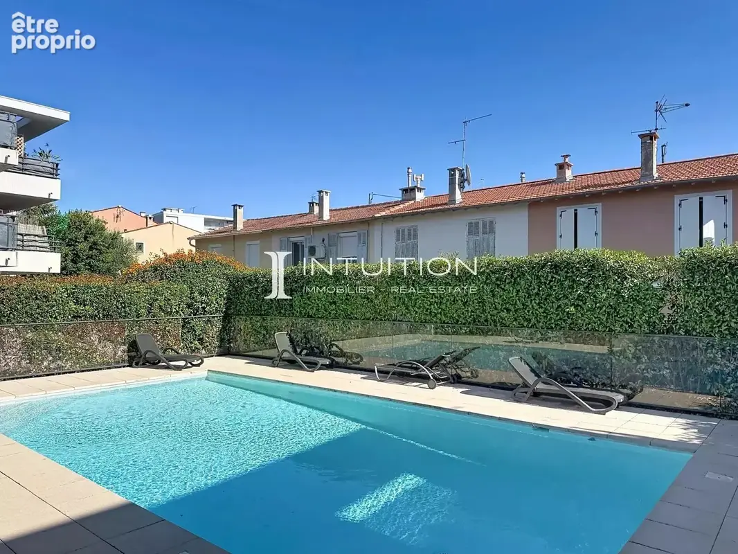 Golfe-Juan : Vaste appartement rez-de-jardin dans un immeuble de standing avec piscine - photo 21