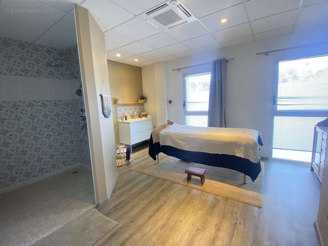 Commerce à PAREMPUYRE