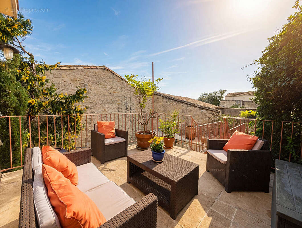 Calvisson ? Maison de caractère avec bassin romain au coeur du village - photo 3