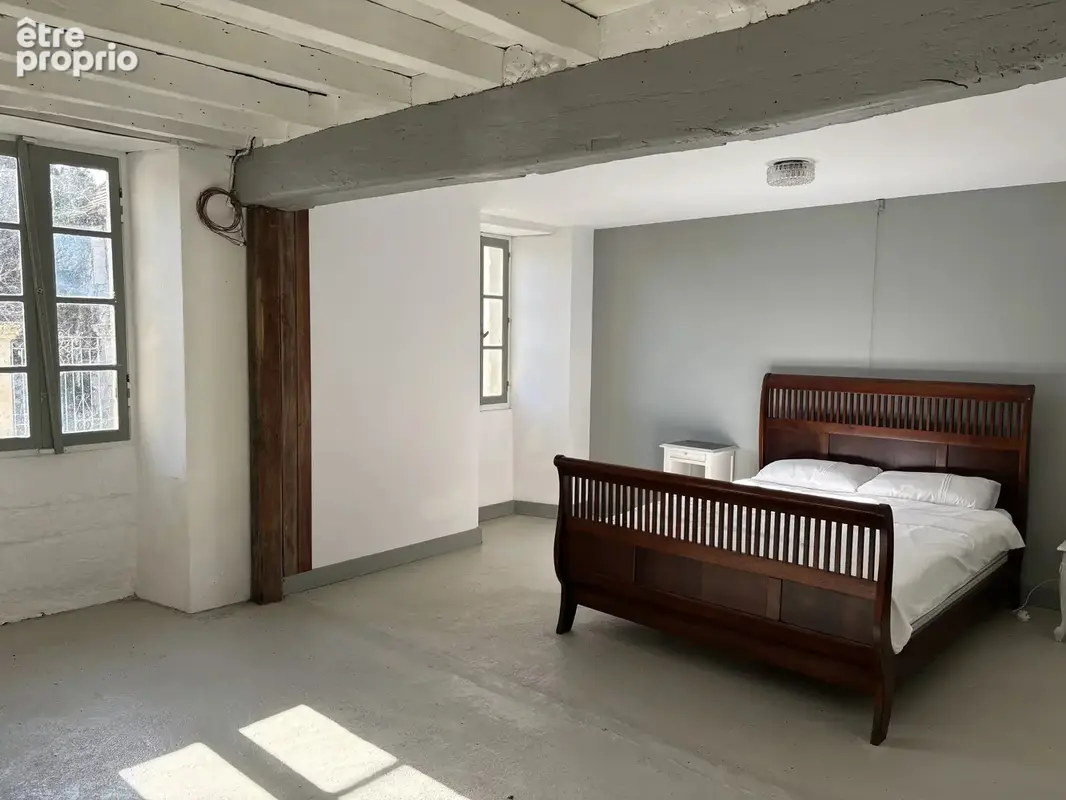 Maison traditionnelle en pierre avec jardins clos et garage/atelier. - photo 10