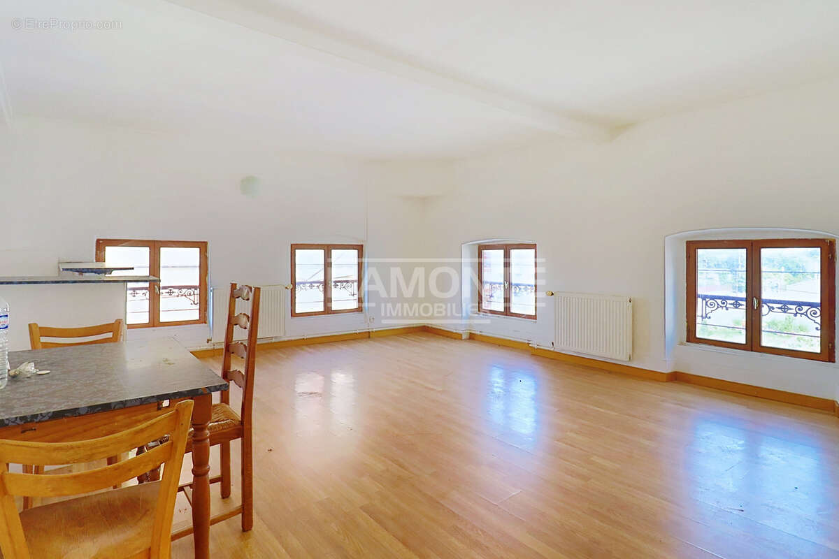 Immeuble idéalement situé dans un secteur attractif - photo 3