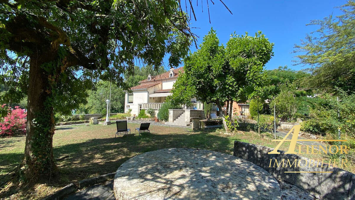 Maison de village en pierre avec belle vue, jardin et garage - Bourdeilles 24310 - photo 3