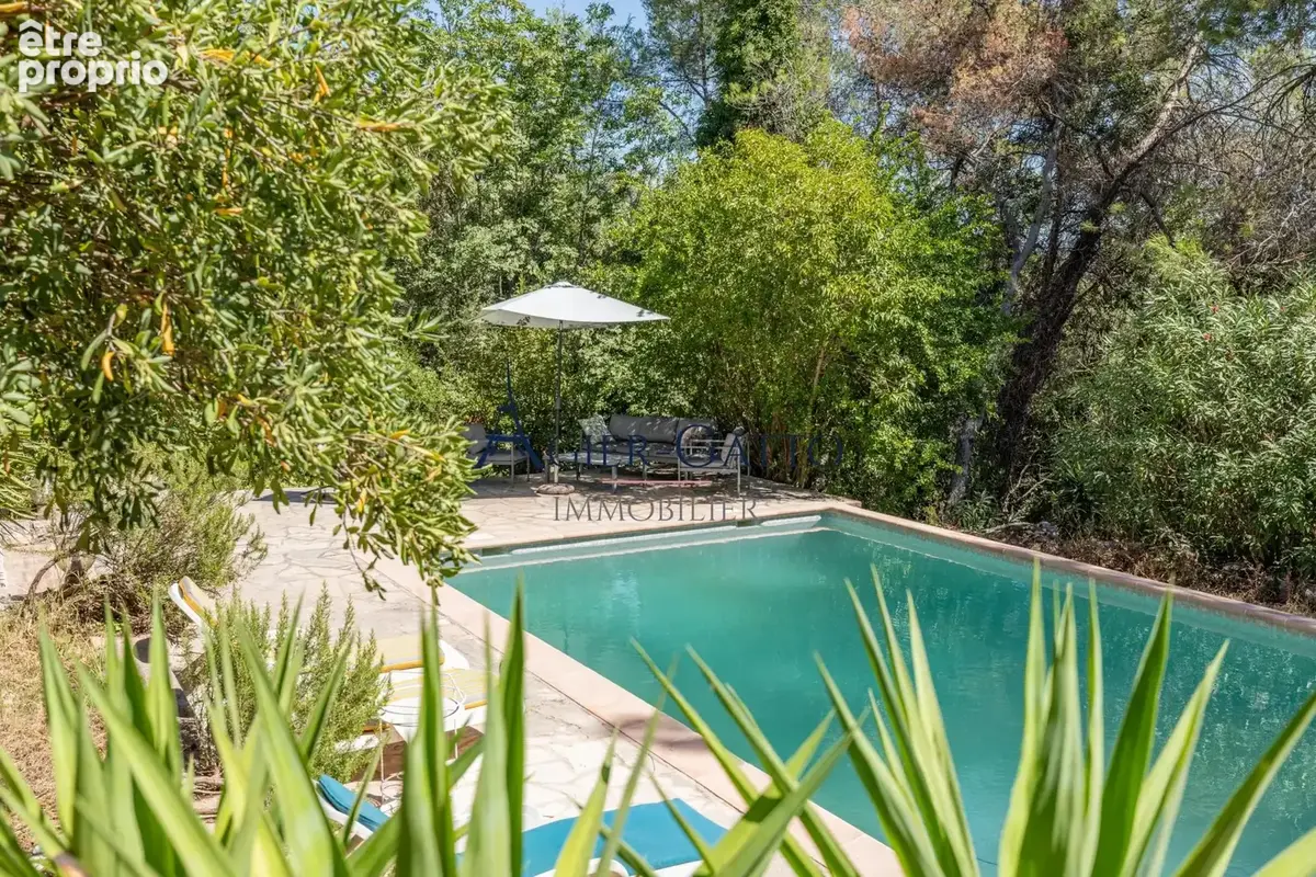 Roquefort-les-Pins -Une propriété au cœur de la verdure, conjuguant beaux volumes intérieurs, piscine et généreux espaces extéri - photo 6
