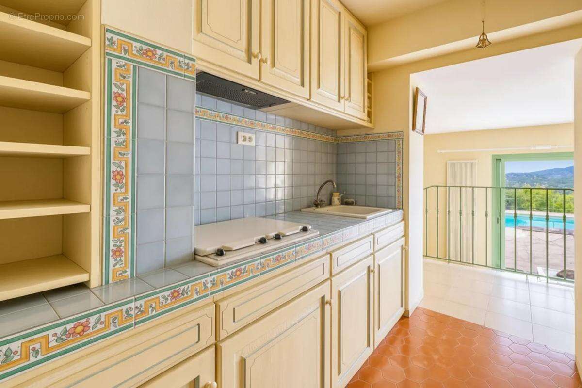 Villa avec piscine, vue sur collines, mer et lac + maison d'amis - photo 12