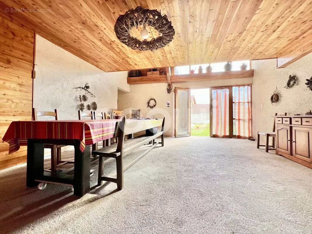 Maison à SAINT-CLEMENT-DE-REGNAT