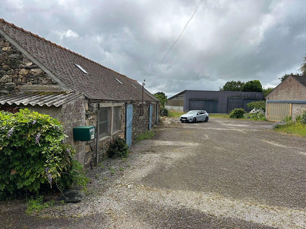 A vendre maison de ferme ou corps de ferme avec hangars et terrains proximite landerneau en campagne - photo 2