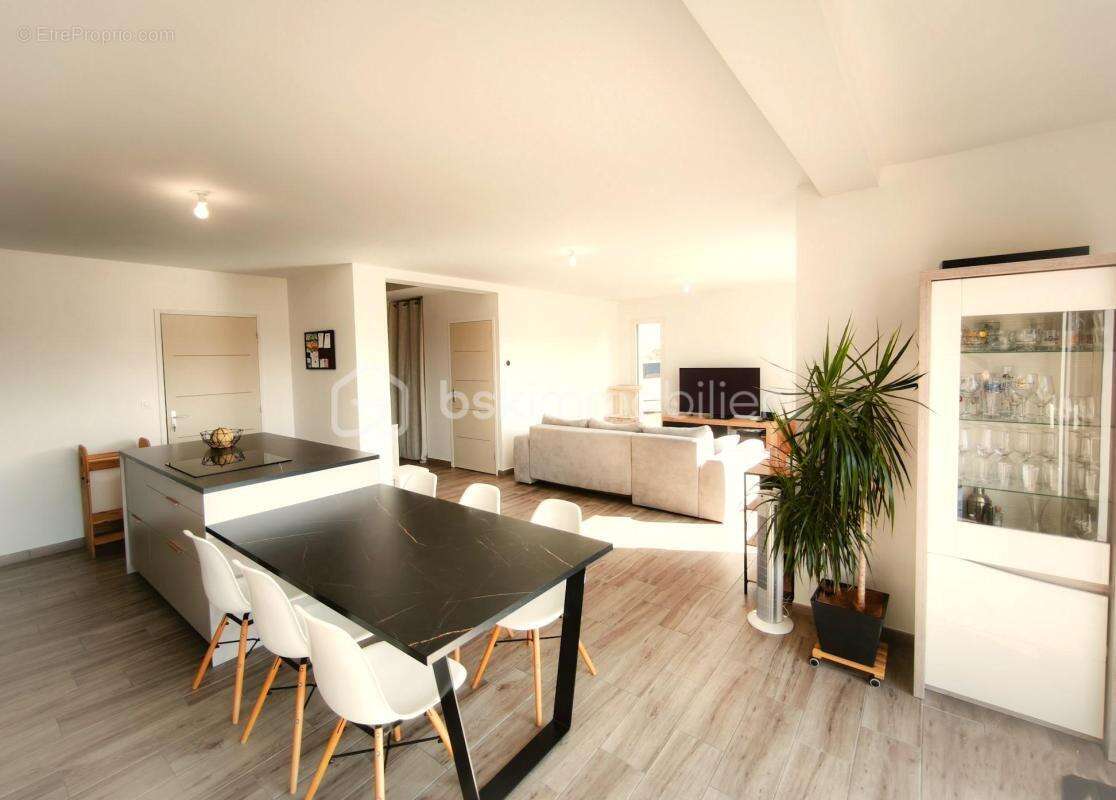 EN EXCLUSIVITÉ - Maison 6 pièces de 125 m² - Saint-Jean-sur-Mayenne 53240 - photo 3