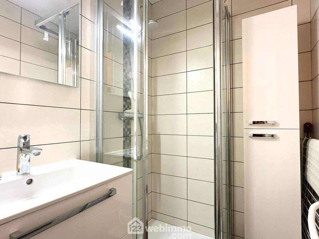 Il se compose d'une salle d'eau avec WC séparé, - Appartement à FLUMET