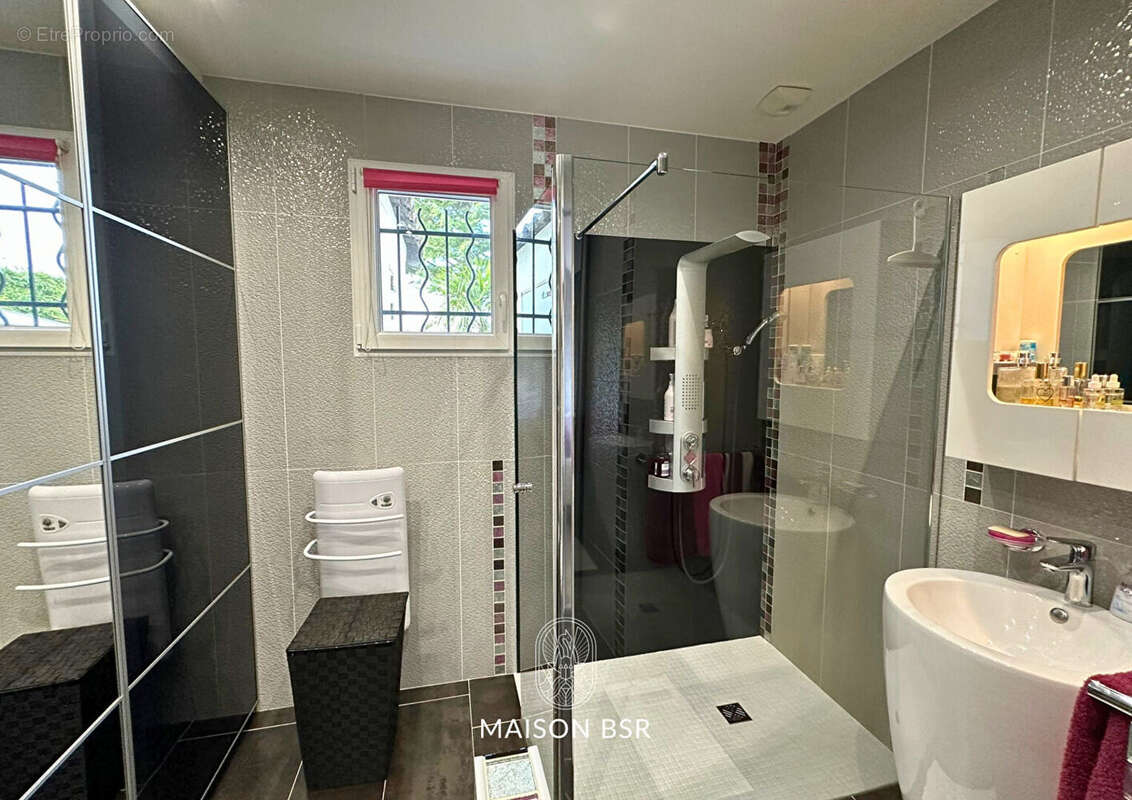 Coup de coeur! Maison de plain pied 117 m2  jardin Paysager de 1256 m2 , jacuzzi et garages. - photo 11