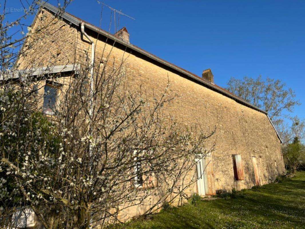 Maison à VAUCONCOURT-NERVEZAIN