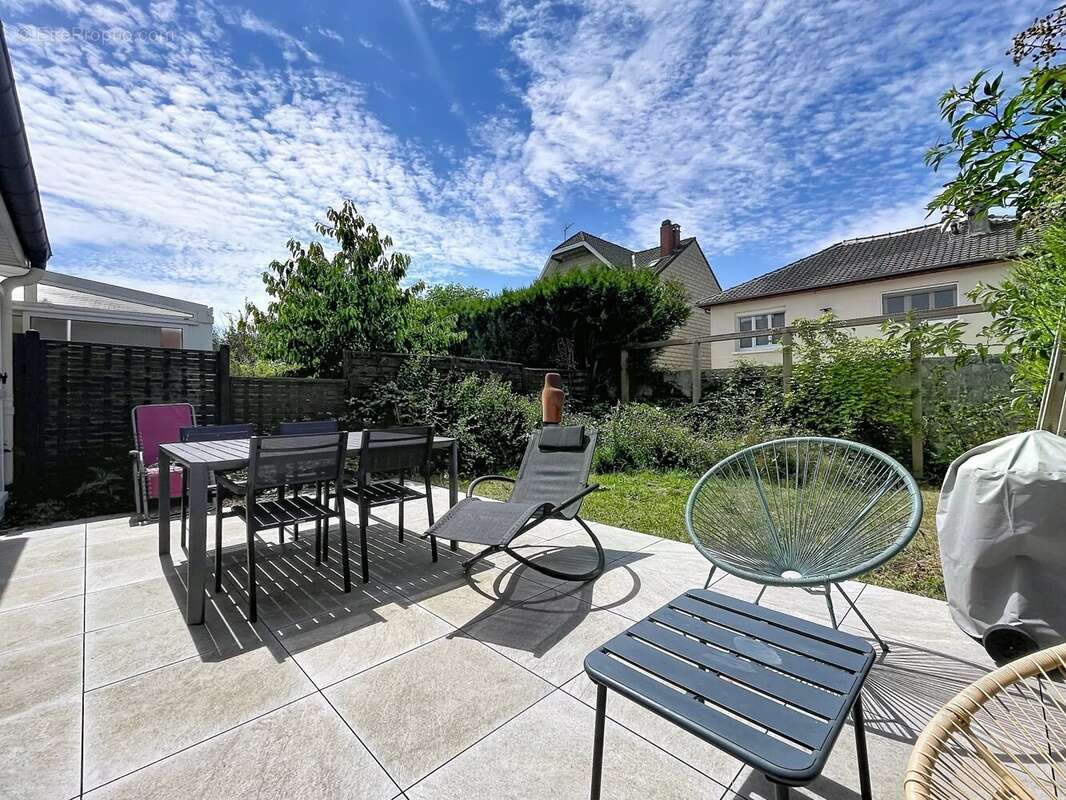 Maison à LE MESNIL-SAINT-DENIS