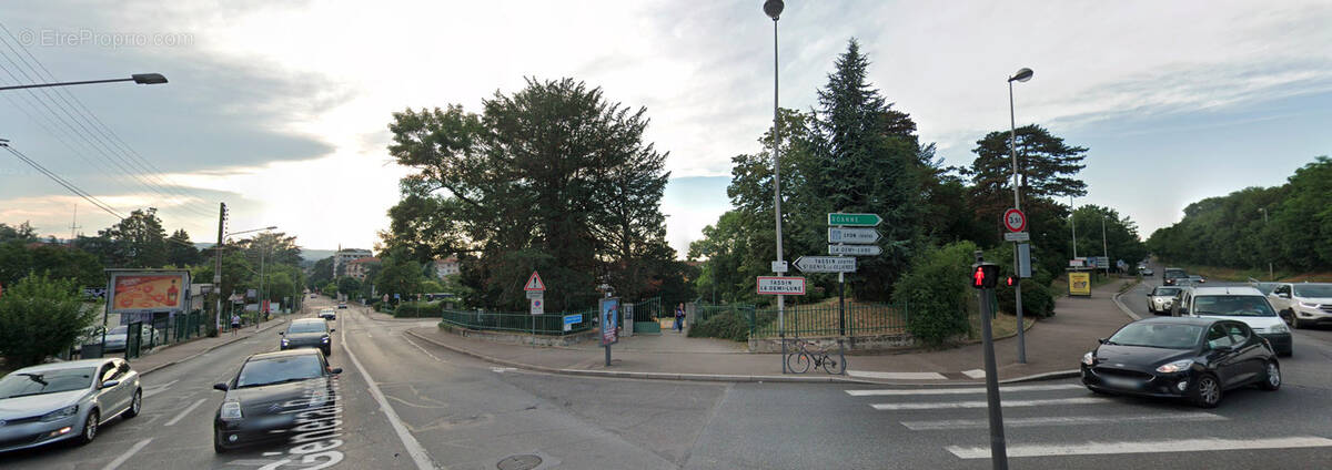 Parking à TASSIN-LA-DEMI-LUNE