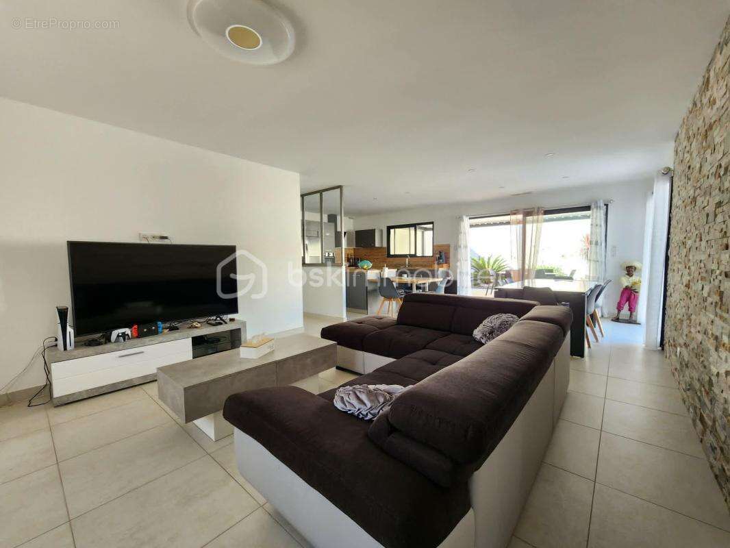 EXCLUSIVITÉ – Superbe villa de plain-pied avec 4 chambres, piscine maçonnée et boulodrome près de Pézenas (à Tourbes) - photo 10