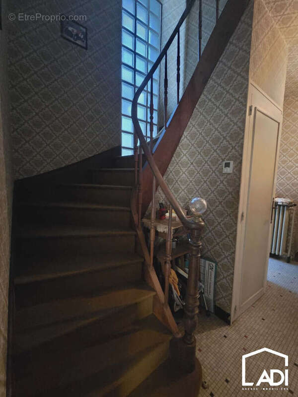 VERRUYES ! Propriété de caractère à fort potentiel ! - photo 8
