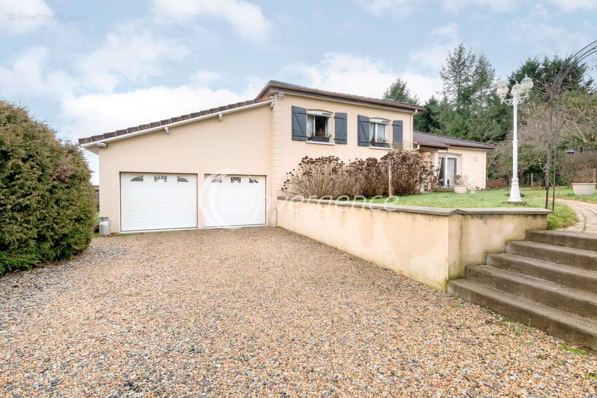 Maison à MAGNAC-BOURG