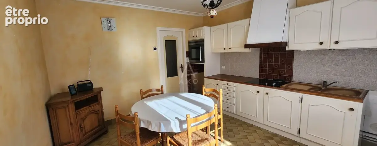 Maison de caractère en centre-bourg  95 m², trois chambres et terrain clos - photo 4