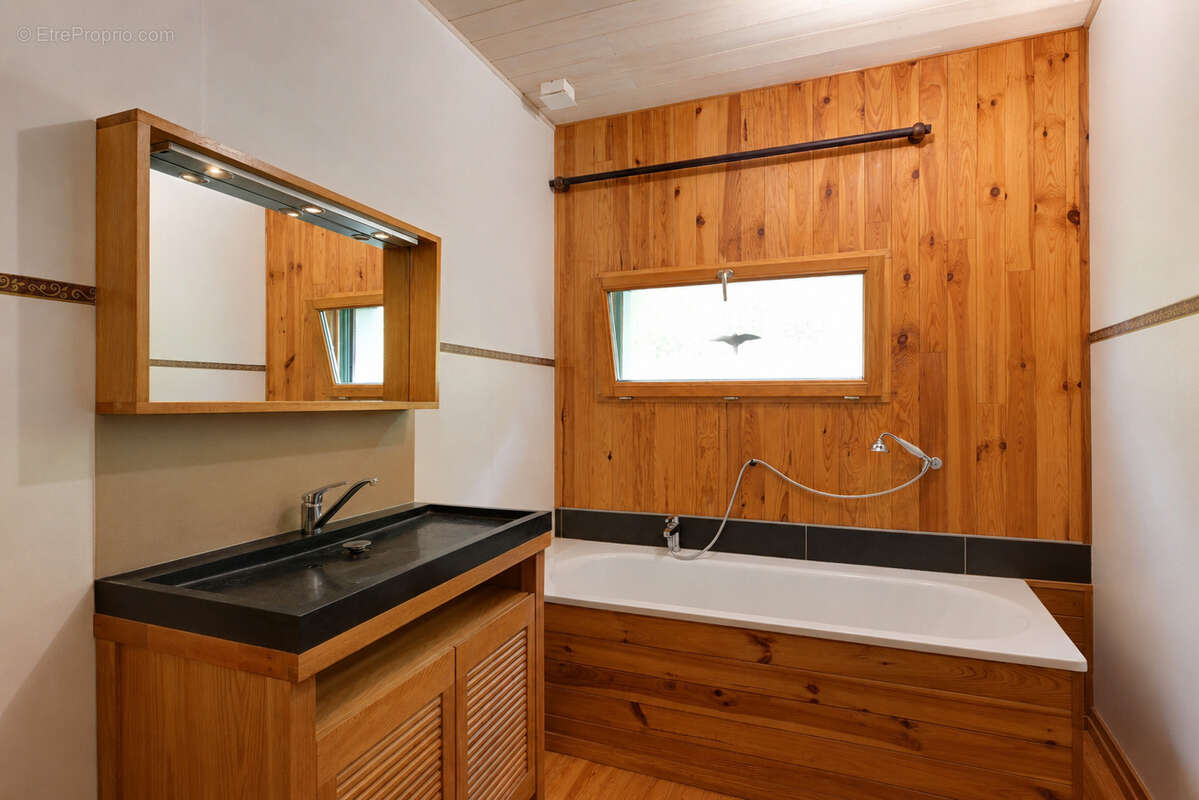Maison bioclimatique à ossature bois avec gîte, piscine naturelle et autonomie énergétique - photo 9