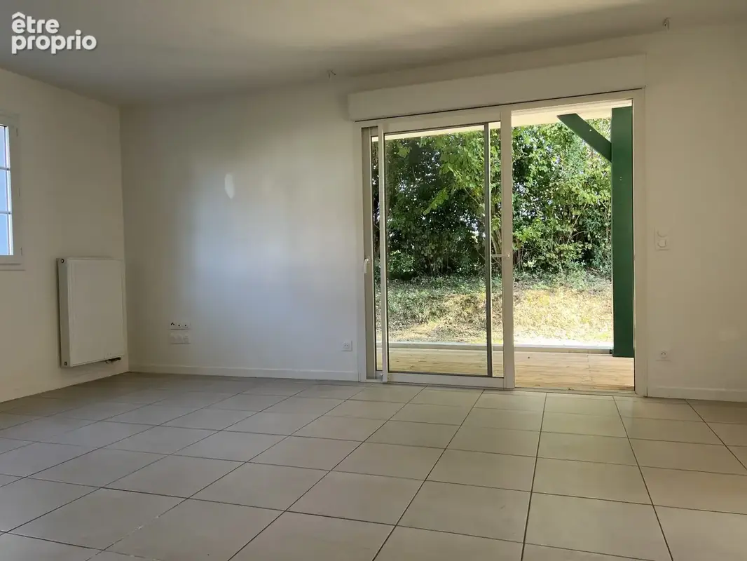 Pièce à vivre avec ouverture sur terrasse