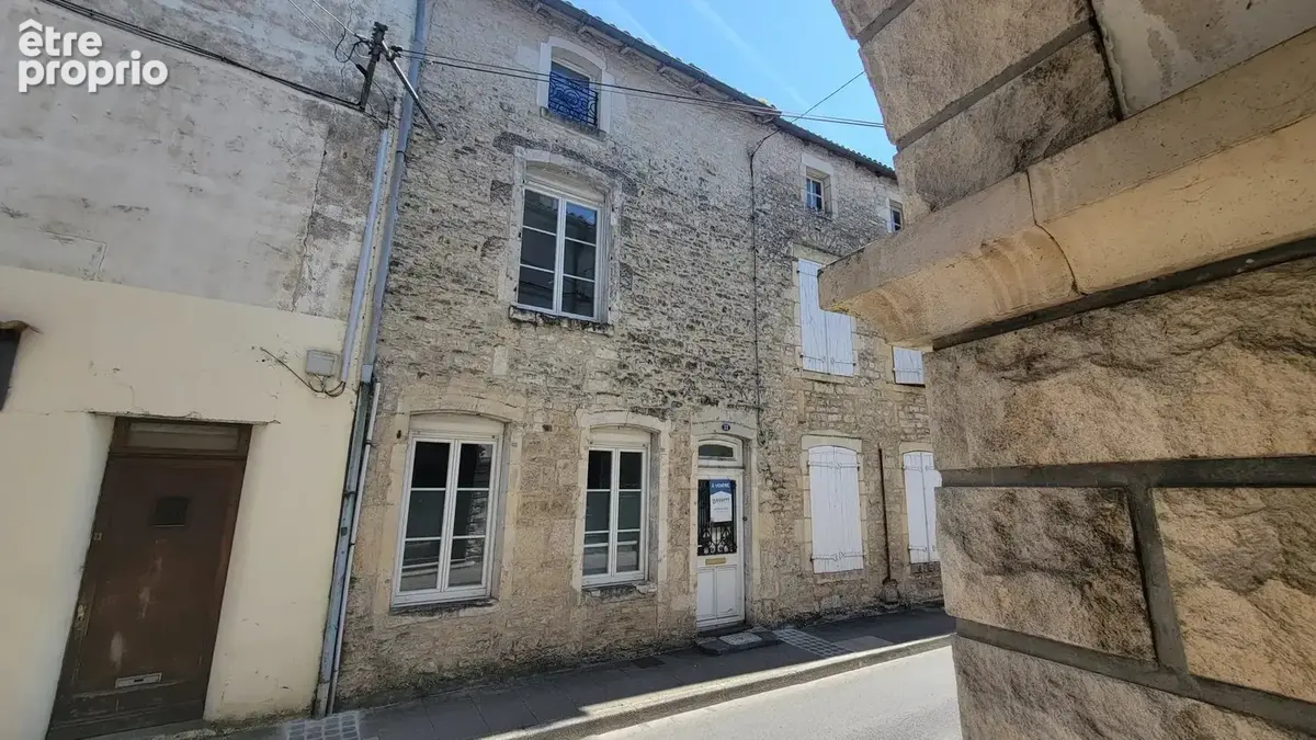 Au coeur du centre ville - grande maison de ville offrant quatre chambres, une courette, cave et dépendance - photo 1