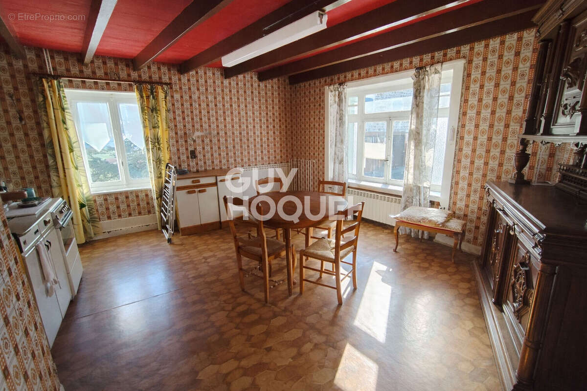 Maison à SAINT-GEORGES-EN-COUZAN