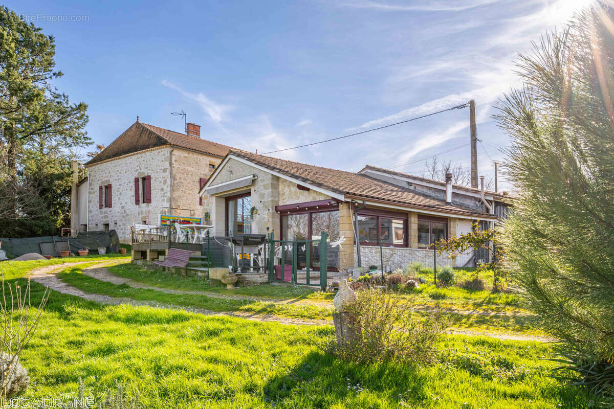 Ensemble avec deux habitations avec hangar sur un terrain de plus de 5 hectares - photo 4