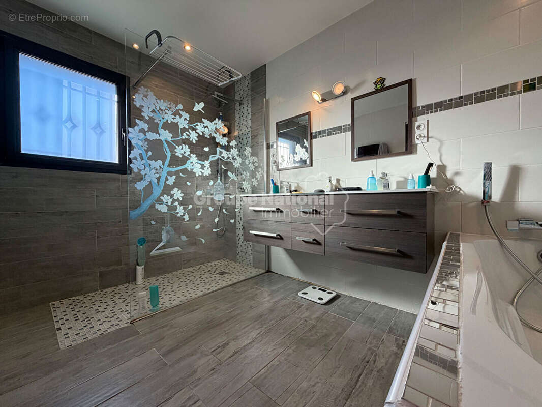Maison T4/5 de plain-pied avec piscine et double garage - photo 10