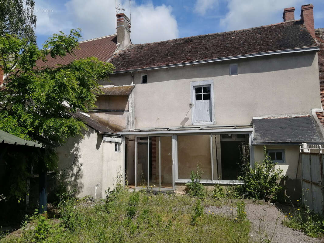 Maison à SAINT-DENIS-DE-JOUHET