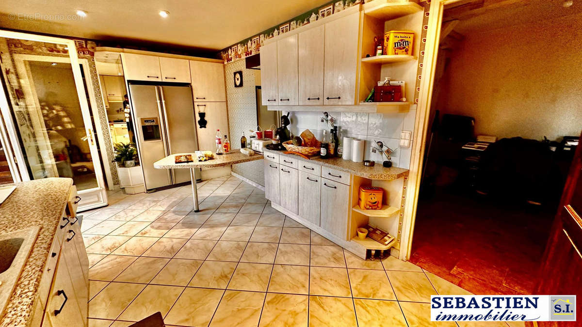 Coin repas dans cuisine - Maison à LES BORDES-AUMONT